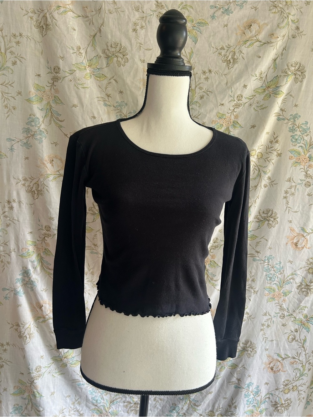 Forever 21 Black Long-Sleeve Ribbed Lettuce-Hem Crop Top